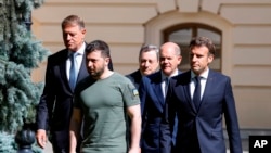 Ông Macron (ngoài cùng bên phải) trong một chuyến thăm đến thủ Kyiv của Ukraine cùng với lãnh đạo Đức, Ý và Rumani