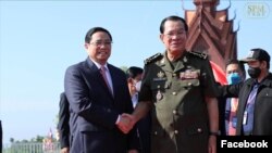 Hai thủ tướng Việt Nam và Cambodia, Phạm Minh Chính và Hun Sen (phải).