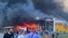 27 Haziran 2022 - Rusya'nın işgal ettiği Ukrayna'da Kremençuk'ta bir alışveriş merkezinde füze saldırısı sonrası yangın çıktı