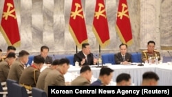 Lãnh tụ Triều Tiên Kim Jong Un tại hội nghị của Quân ủy Trung ương Triều Tiên, ảnh do Thông tấn Trung ương Triều Tiên công bố hôm 22/6/2022.