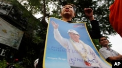 Một người ủng hộ cựu lãnh đạo đảng đối lập Campuchia, Kem Sokha biểu tình trước tòa án phúc thẩm nơi ông Sokha xuất hiện, ở Phnom Penh, Campuchia, ngày 27 tháng 3, 2018.