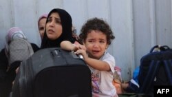 غزہ کی پٹی چھوڑنے کے لیے لوگ مصر کی سرحد پر رفح کراسنگ کھلنے کے انتظار کر رہے ہیں۔ 