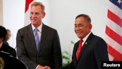 Quyền Bộ trưởng Quốc phòng Mỹ Patrick Shanahan bắt tay với người đồng cấp phía Indonesia, Ryamizard Ryacudu, tại Jakarta, Indonesia, hôm 30/5/19. 