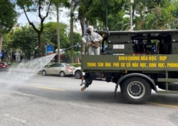 Xe quân sự phun tẩy độc ở Hà Nội.