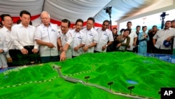 Tư liệu - Cựu Thủ tướng Malaysia Najib Razak (thứ ba từ trái) xem mô hình dự án ECRL ở Kuantan, bờ đông Malaysia, ngày 8 tháng 9, 2017