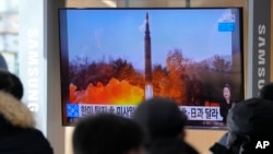 Người dân xem TV chiếu hình ảnh thứ mà Triều Tiên nói là phi đạn siêu thanh đang được phóng thử tại Ga tàu hỏa Seoul ở Seoul, Hàn Quốc, ngày 6 tháng 1, 2022.