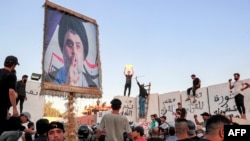Người biểu tình mang theo hình của giáo sĩ Moqtada al-Sadr tập hợp bên ngoài Đại sứ quán Thụy Điển ở Baghdad hôm 20/7 năm 2023