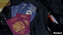 Hộ chiếu Hải ngoại Anh (BNO) và Hộ chiếu Đặc khu Hong Kong của Trung Quốc trên hành lý của gia đình họ Lai trước khi họ đi định cư ở Scotland. Ảnh chụp ở Hong Kong, ngày 17/12/2020. REUTERS/Tyrone Siu 