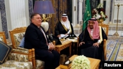 Vua Ả Rập Saudi Salman bin Abdulaziz Al Saud tiếp Ngoại trưởng Mỹ Mike Pompeo tại Riyadh ngày 16/10/2018.