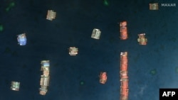 Ảnh vệ tinh chụp ngày 23/3/2021 nhận được từ Maxar Technologies hôm 25/3/21 ghi hình ảnh hàng trăm tàu Trung quốc neo đậu ở Đá Ba Đầu (Whitsun Reef), quần đảo Trường Sa, Biển Đông. (Photo by Handout / Satellite image ©2021 Maxar Technologies / AFP)