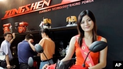 Một người mẫu quảng cáo cho xe máy Zongshen của Trung Quốc tại hội chợ triển lãm ô-tô ở Hà Nội, Việt Nam năm 2008 (ảnh tư liệu ngày 11/6/2008)