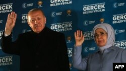 Cumhurbaşkanı Erdoğan, seçim gecesi balkon konuşmasını yaparken bu kez yanında sadece eşi Emine Erdoğan vardı.