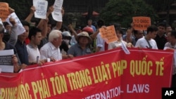 Người Việt Nam xuống đường biểu tình chống Trung Quốc tại Hà Nội, ngày 11/4/2014.