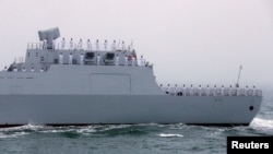 Một tàu khu trục được trang bị tên lửa dẫn đường của Trung Quốc tham gia cuộc duyệt binh trên biển hôm 23/4.