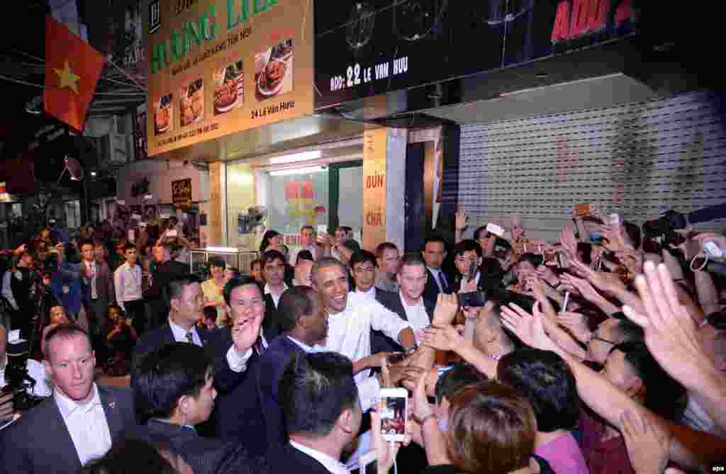 Tổng thống Mỹ Barack Obama bắt tay với người dân địa phương khi ông rời khỏi quán&nbsp;bún chả ở Hà Nội, ngày 23 tháng năm năm 2016. 
