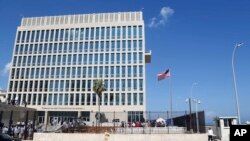 Tư liệu: Quốc kỳ Mỹ tung bay tại Đại sứ quán Hoa Kỳ ở La Havana, Cuba. Các nhà điều tra Mỹ đang tiến hành điều tra nguyên nhân gây ra những triệu chứng lạ nơi các nhà ngoại giao Mỹ làm việc ở Cuba. (AP Photo/Desmond Boylan) 
