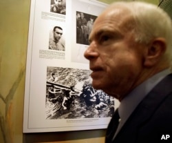 Thượng nghị sĩ John McCain trong chuyến thăm nhà tù Hỏa Lò, Hà Nội, ngày 8 tháng 4 năm 2009.