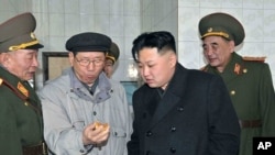 شمالی کوریا کے نوجوان رہنما کم جون اُن دیگر عہدیدار کے ہمراہ