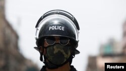 پنجاب میں 331 پولیس اہلکاروں میں وائرس کی تصدیق ہوئی جن میں سے دو کی موت واقع ہوئی۔ سندھ میں حکام نے چار اہلکاروں کی وبا سے موت کی تصدیق کی ہے۔