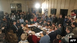Các nhà báo theo dõi cuộc họp giữa các nhà lãnh đạo đối lập Nga và các nhà hoạt động tại Moscow, thảo luận về cuộc biểu tình dự định được tổ chức trước cuộc bầu cử tổng thống