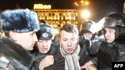 Hơn 250 người biểu tình phản kháng bị bắt giữ tại Moscow, và hơn 100 người bị bắt giam tại thành phố St. Petersburg.