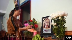 Gia đình cô Bùi Thị Nhung ở Nghệ An đặt bàn thờ cho cô 