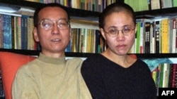 Nhà bất đồng chính kiến ​​Trung Quốc Lưu Hiểu Ba và vợ Lưu Hà (hình chụp ngày 22/10/2002)