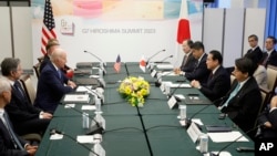 Tổng thống Joe Biden (giữa) cùng với Ngoại trưởng Antony Blinken (thứ 2, bên trái) trong cuộc gặp song phương với Thủ tướng Nhật Bản Fumio Kishida (ngồi đối diện) tại Hiroshima, Nhật Bản, vào ngày 18/5/2023, trước khi bắt đầu Hội nghị thượng đỉnh G7.