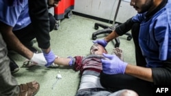 اسرائیلی بمباری سے زخمی ہونے والا ایک بچہ فوٹو اے پی 17 دسمبر 2023