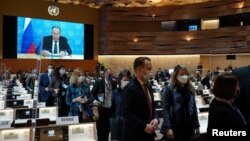 Ngoại trưởng Đan Mạch Jeppe Kofod (hàng đầu, bên trái) bỏ ra ngoài cùng các nhà ngoại giao của các nước khác khi bài phát biểu của Ngoại trưởng Nga Sergei Lavrov được phát tại cuộc họp ở Liên Hiệp Quốc vào ngày 1/3/2022.