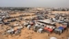 İsrail güçlerinin Refah'ın doğu kesiminde başlattığı kara ve hava operasyonunun ardından yerinden edilen Filistinliler, 10 Mayıs 2024'te Gazze Şeridi'nin güneyindeki Refah'ta bir çadır kampını boşaltmaya hazırlanıyor. 