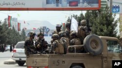 فا۴ل فوٹو: 31 اگست 2021 کو کابل، افغانستان میں، امریکی فوج کے انخلا کے بعد، طالبان کی خصوصی فورس کے جنگجو حامد کرزئی بین الاقوامی ہوائی اڈے کے اندر پہنچ گئے۔
