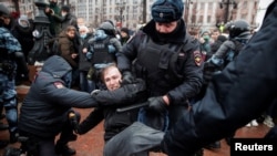 Cảnh sát bắt giữ một người đàn ông trong một cuộc tập hợp ủng hộ nhã lãnh đạo đối lập Alexei Navalny ở Moscow, Nga, ngày 23 tháng 1, 2021.