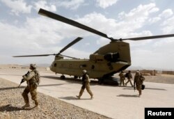امریکی فوجی افغانستان میں ایک آپریشن کے لیے جا رہے ہیں۔ فائل فوٹو
