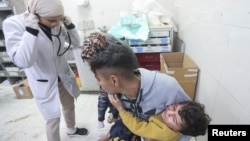 Một đứa trẻ Palestine bị thương đang được điều trị ở bệnh viện Nasser 