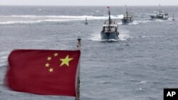 Ảnh chụp ngày 20/7/2012 cho thấy đoàn tàu đánh cá của Trung Quốc gần Bãi đá Vĩnh Thử thuộc quần đảo Trường Sa. Ði kèm với đoàn tàu cá là tàu hộ tống có trọng tải 3.000 tấn, và một tàu làm công tác bảo vệ.