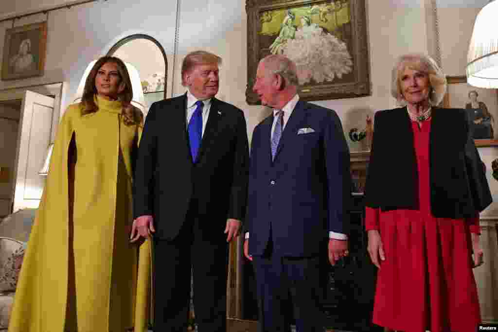 نیٹو اجلاس میں شرکت کے لیے آئے امریکی صدر ڈونلڈ ٹرمپ اپنی اہلیہ کے ہمراہ بکنگھم پیلیس میں شہزادہ چارلس سے مل رہے ہیں۔