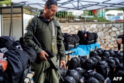 ۔چودہ دسمبر کو ایک اسرائیلی فوجی لبنان کی سرحد کے قریب ایک اسرائیلی گاؤں میں طبی امدادی سامان کے ساتھ۔ فوٹو اے ایف پی