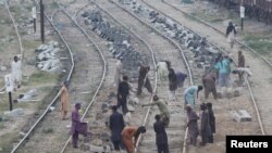 منصوبے کے تحت پشاور سے لے کر کراچی تک ریلوے ٹریک کو اپ گریڈ کیا جائے گا۔