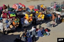 پاکستان سے افغٓانستان جانے والے افغٓان مہاجرین اسپن بولڈک ، قندھار کے ایک رجسٹریشن آفس پر اپنے سامان کے ساتھ بیٹھے ہیں، فوٹﷺ اے ایف پی 20 نومبر 2023
