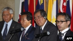 Bộ trưởng Ngoại giao Indonesia Marty Natalegawa (phải) trong 1 cuộc họp của ASEAN