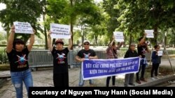 Khoảng 10 nhà hoạt động biểu tình về vụ Bãi Tư Chính ở phía trước Đại sứ quán Trung Quốc ở Hà Nội, 6/8/2019.