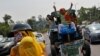 بھارت میں کسانوں کا احتجاج جاری، دہلی جانے والی شاہراہیں بند کرنے کی دھمکی
