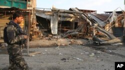 کابل طالبان کے ایک کے بعد عمارتوں کا ملبہ بکھرا پڑا ہے۔ خودکش حملہ آور نے ایک فوجی قافلے کو اپنا ہدف بنایا تھا۔ 25 اکتوبر 2019