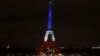 Tháp Eiffel được chiếu sáng màu quốc kỳ xanh, trắng, đỏ của Pháp để vinh danh các nạn nhân của các vụ tấn công khủng bố ở Paris, ngày 16/11/2015.
