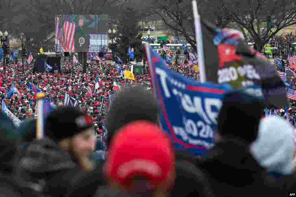 صدر ٹرمپ نے واشنگٹن ڈی سی میں اپنے حامیوں سے خطاب کیا جس کے بعد مجمع میں سے ایک بڑے گروپ نے کیپٹل ہل کی طرف مارچ کا آغاز کیا۔ 