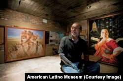 Jesse Trevino bên các tác phẩm nghệ thuật của mình. (Ảnh American Latino Museum)