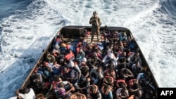 لیبیا کا کوسٹ گارڈ تارکین وطن کی کشتی پر