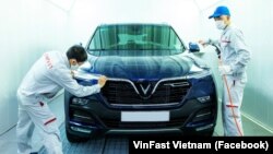 Các công nhân tại một xưởng lắp ráp của VinFast ở Việt Nam. Hãng sản xuất ô tô nội địa đầu tiên của Việt Nam cho biết đã mở chi nhánh tại Bắc Mỹ và châu Âu hôm 12/7.