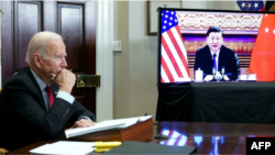 Tổng thống Hoa Kỳ Joe Biden (trái) họp trực tuyến với Chủ tịch Trung Quốc Tập Cận Bình vào ngày 15/11/2015. Nhiều người cho rằng Trung Quốc ngày càng trở nên độc tài dưới sự lãnh đạo của ông Tập Cận Bình.